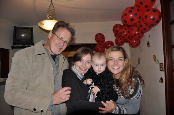 Luiza com a mamãe, titia e vovô, em Curitiba - PR